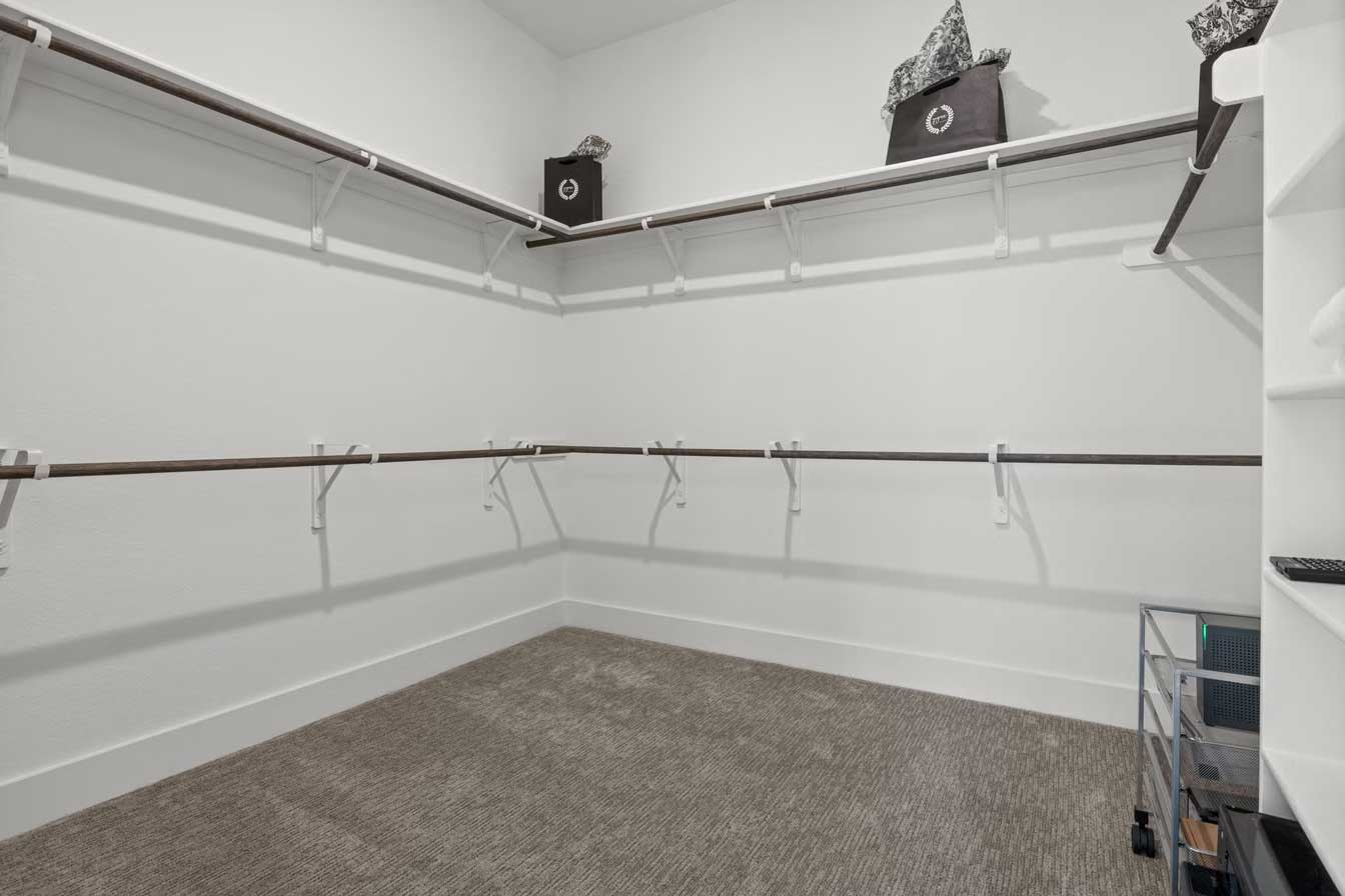 Esperanza Monticello Home Gallery: Walk in Closet