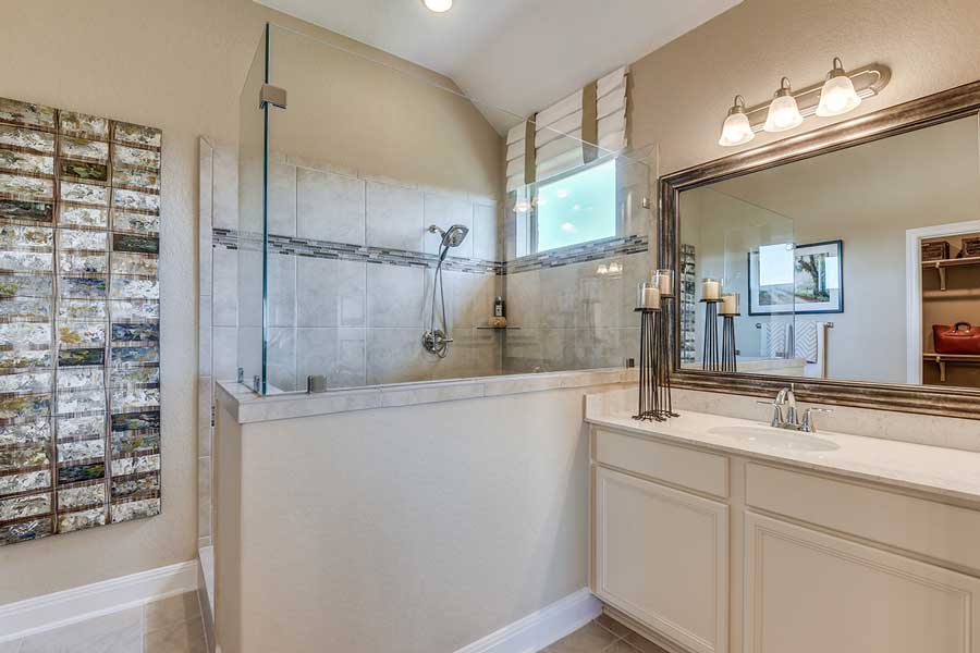 Mackenzie home in Esperanza: Bathroom